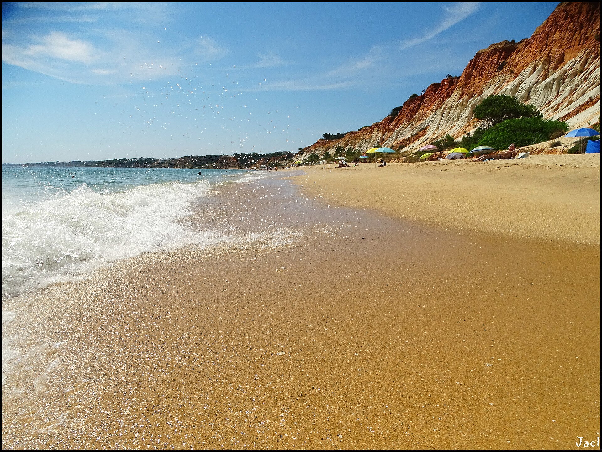 Den långa sandstranden Praia da Falésia
