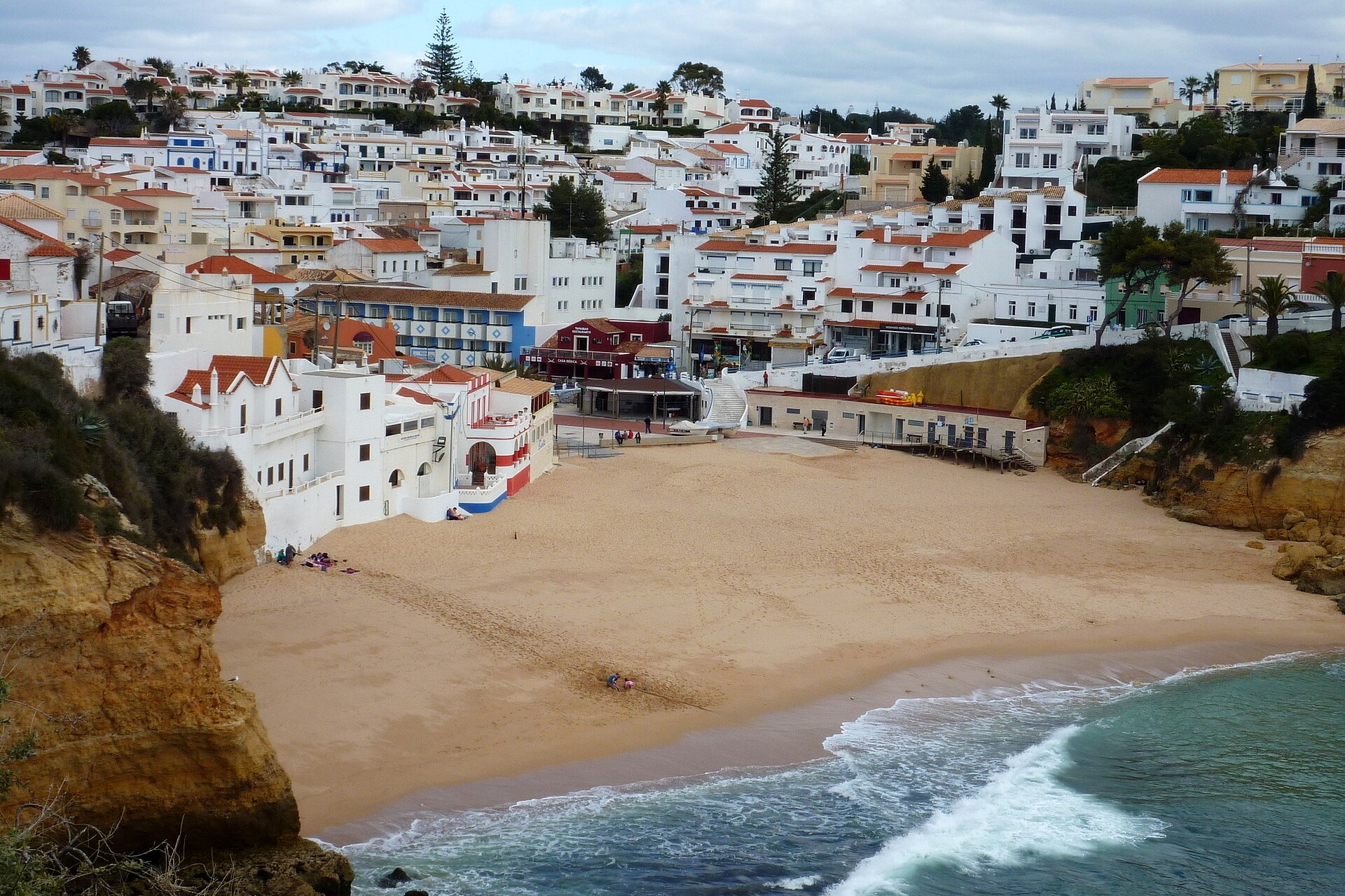 Stranden och de vita husen i Carvoeiro