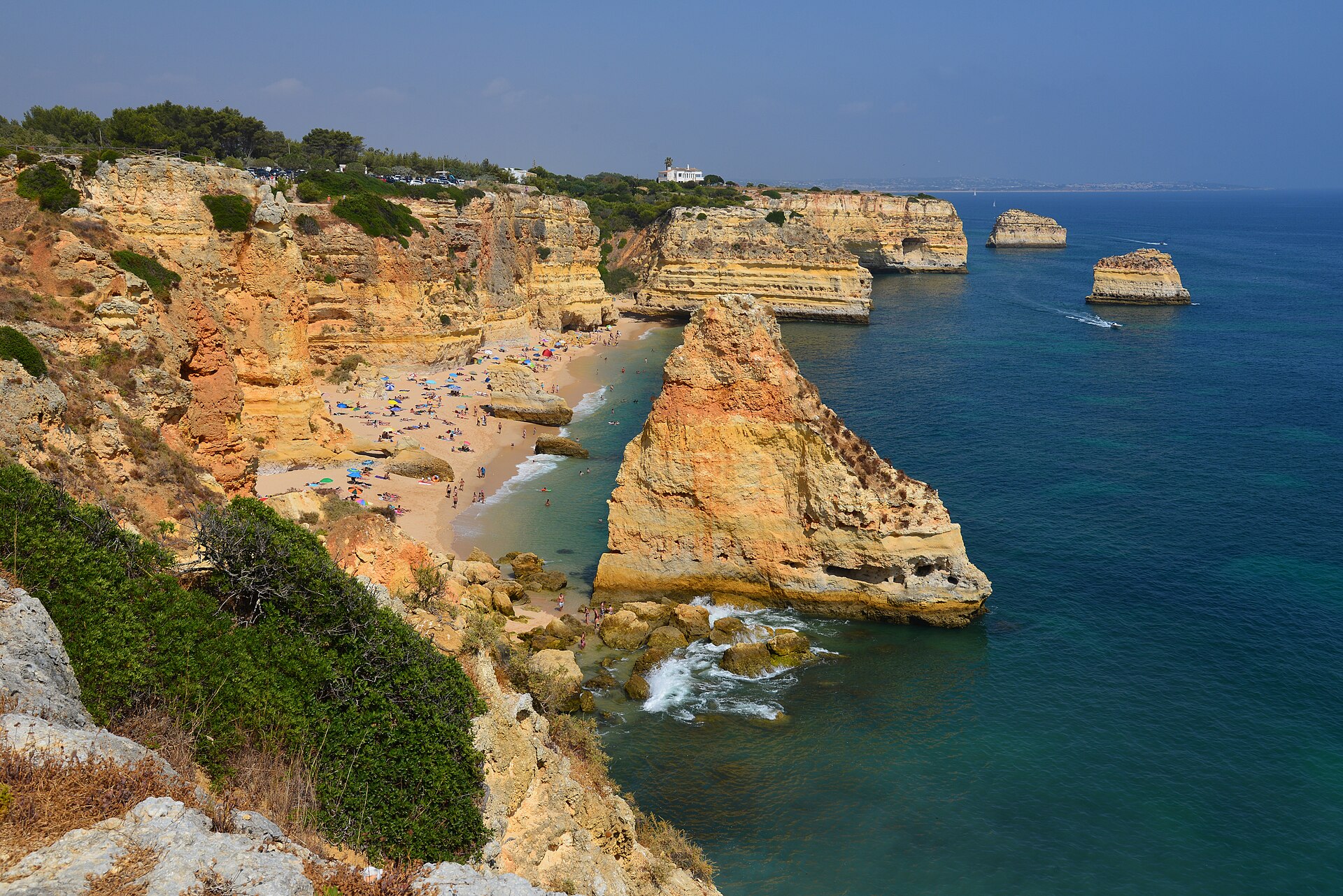 Klipporna vid Praia da Marinha i Algarve
