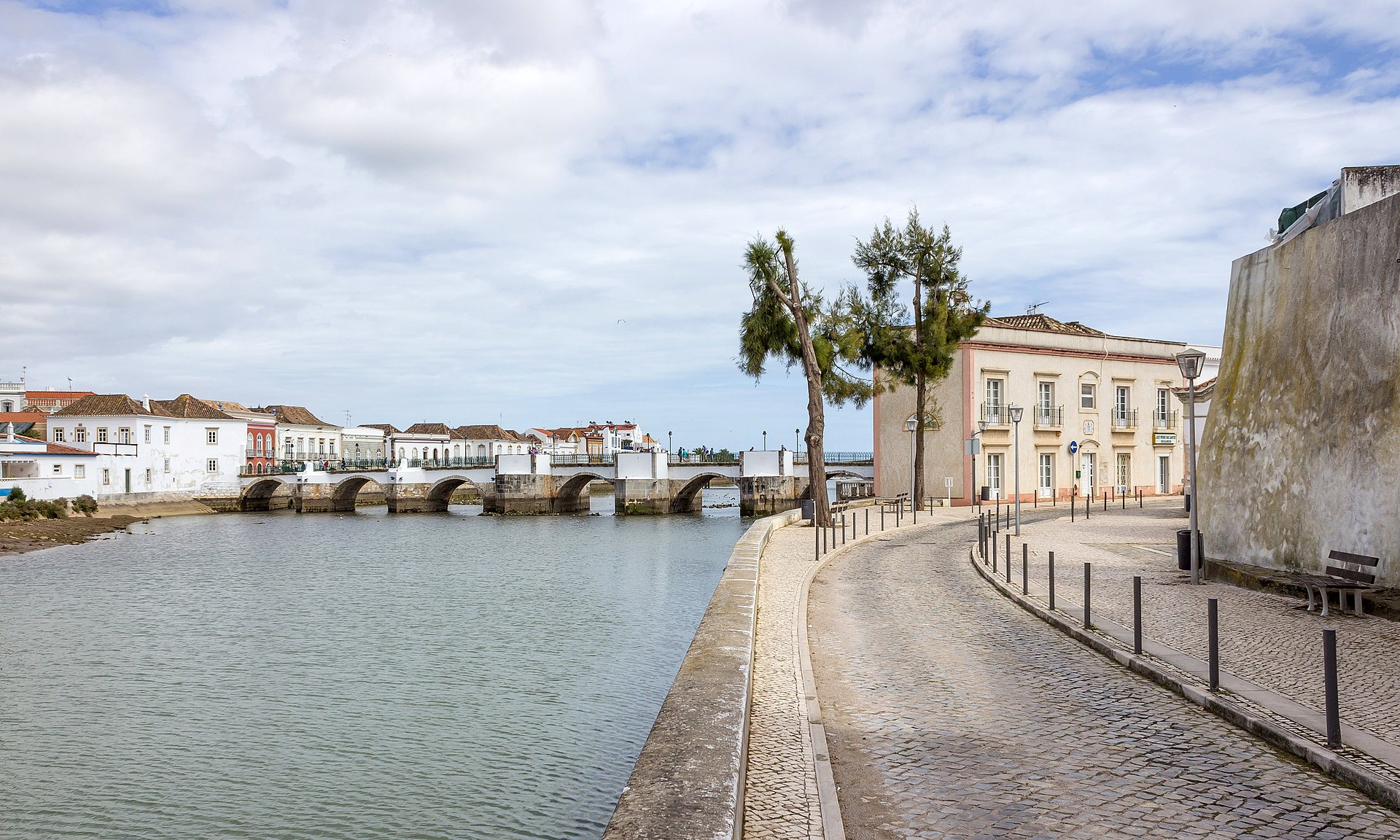Den gamla bron över floden i Tavira
